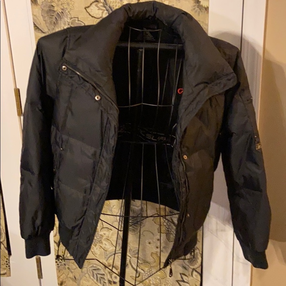 Black puffer jacket (no hood)